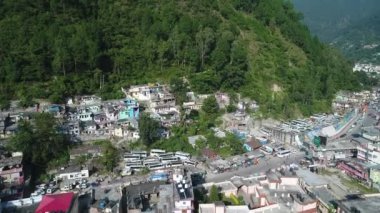 Uttarkashi şehri Hindistan 'ın Uttarakhand eyaletinde gökyüzünden görüldü.