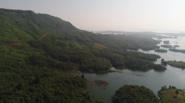 Vang Vieng su rezervleri Laos 'ta gökyüzünden görünüyor.