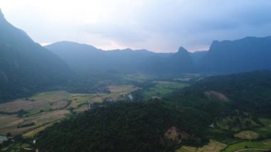 Laos 'taki Vang Vieng kasabasının yakınlarında gökyüzünden görünen tarlalar ve doğa.