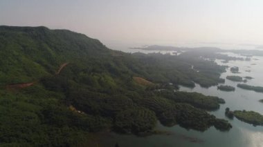 Vang Vieng su rezervleri Laos 'ta gökyüzünden görünüyor.