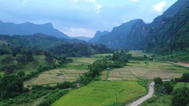 Laos 'taki Vang Vieng şehrinin çevresindeki manzara gökyüzünden görünüyor.