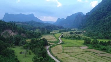 Laos 'taki Vang Vieng şehrinin çevresindeki manzara gökyüzünden görünüyor.