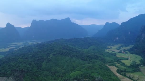 Paisaje Alrededor Ciudad Vang Vieng Laos Visto Desde Cielo — Vídeos de Stock
