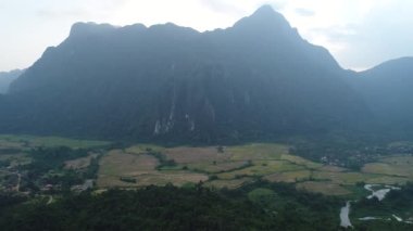 Laos 'taki Vang Vieng şehrinin çevresindeki manzara gökyüzünden görünüyor.