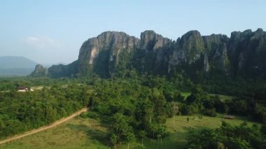 Laos 'taki Vang Vieng şehrinin çevresindeki manzara gökyüzünden görünüyor.