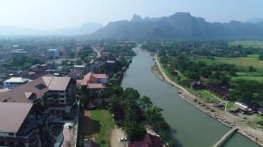 Laos 'ta gökyüzünden görünen Vang Vieng şehri.