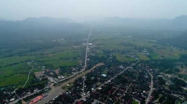 Laos 'taki Vang Vieng şehri gökyüzünden görüldü.