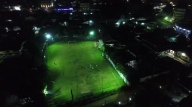 Geceleri Laos 'taki Vientiane City futbol stadyumu gökyüzünden görülüyor.