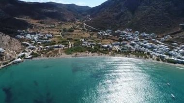 Sifnos adasındaki Kamares plajı Yunanistan 'ın tepegöz manzaralı.