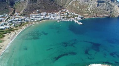 Sifnos adasındaki Kamares plajı Yunanistan 'ın tepegöz manzaralı.