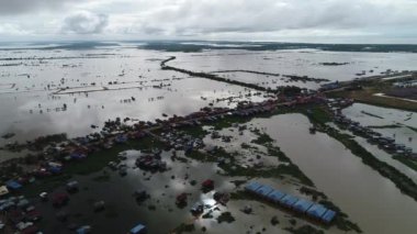 Kamboçya 'da Siem Reap yakınlarındaki çiftçilik ve balıkçılık köyü gökyüzünden görüldü.