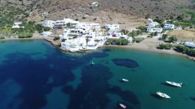 Yunanistan 'ın Kiklad adasındaki Sifnos adasındaki Faros plajı