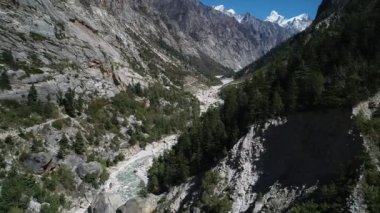 Hindistan 'ın Uttarakhand eyaletindeki Gangotri vadisi gökyüzünden görüldü.