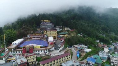 Sikkim Hindistan 'daki Rumtek Manastırı gökyüzünden görünüyor.
