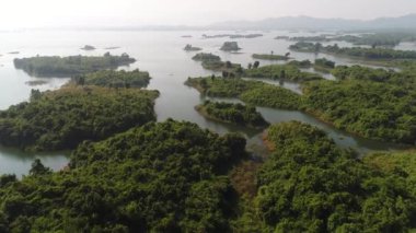 Vang Vieng su rezervleri Laos 'ta gökyüzünden görünüyor.