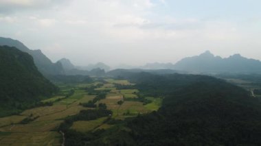 Laos 'ta Vang Vieng kasabası yakınlarındaki doğa manzarası gökyüzünden görülüyor.