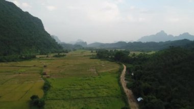 Laos 'ta Vang Vieng kasabası yakınlarındaki doğa manzarası gökyüzünden görülüyor.