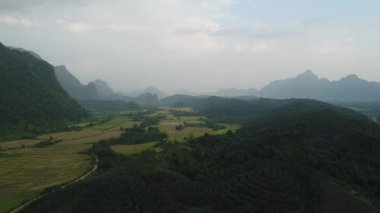Laos 'ta Vang Vieng kasabası yakınlarındaki doğa manzarası gökyüzünden görülüyor.