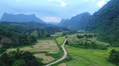 Laos 'taki Vang Vieng şehrinin çevresindeki manzara gökyüzünden görünüyor.