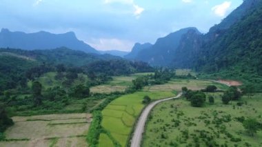 Laos 'taki Vang Vieng şehrinin çevresindeki manzara gökyüzünden görünüyor.