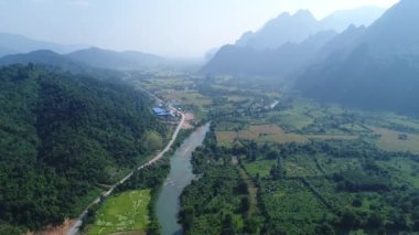 Laos 'ta Vang Vieng kasabası yakınlarındaki doğa manzarası gökyüzünden görülüyor.