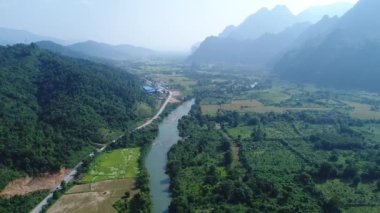 Laos 'ta Vang Vieng nehri yakınlarında gökyüzünden görüldü.