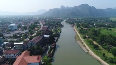 Laos 'ta gökyüzünden görünen Vang Vieng şehri.