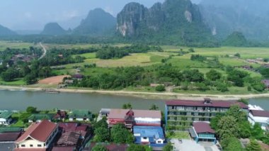 Laos 'ta gökyüzünden görünen Vang Vieng şehri.