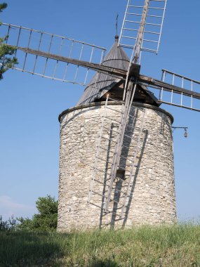 Fransa 'daki Luberon doğal parkının merkezindeki yel değirmeni.