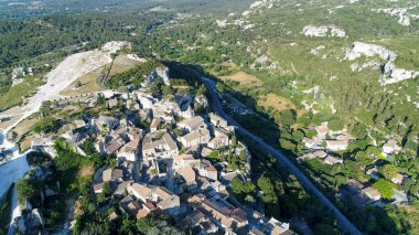 Fransa 'nın Bouches-du-Rhone kentindeki Baux-de-Provence köyü gökyüzünden görüldü
