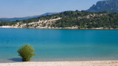 Fransa 'nın Var kentindeki Verdon Bölgesel Doğal Parkı' nda Sainte-Croix Gölü