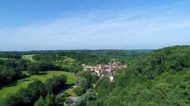 Fransa 'nın siyah Perigord' unda Le Buisson-de-Cadouin köyü gökyüzünden görüldü.