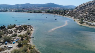 Yunanistan 'ın Kiklad adasındaki Paros adasındaki Kolymbithres plajı hava manzaralı