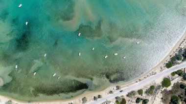 Yunanistan 'ın Kiklad adasındaki Paros adasındaki Kolymbithres plajı hava manzaralı