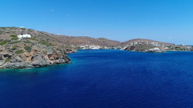 Faros 'taki Chrisopigi Manastırı Yunanistan' ın Sifnos adasındaki hava manzaralı