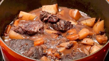 Burgundy kırmızı şarabıyla geleneksel Boeuf Bourguignon hazırlığı