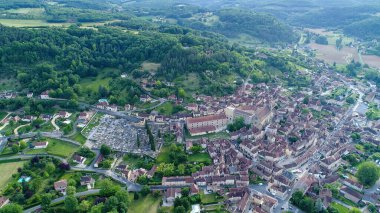 Saint-Cyprien köyü Fransa 'nın siyah perigord' unda hava manzaralı.