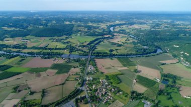 Saint-Cyprien köyü Fransa 'nın siyah perigord' unda hava manzaralı.