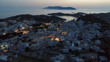 Ios adasındaki Chora köyü gece manzaralı.