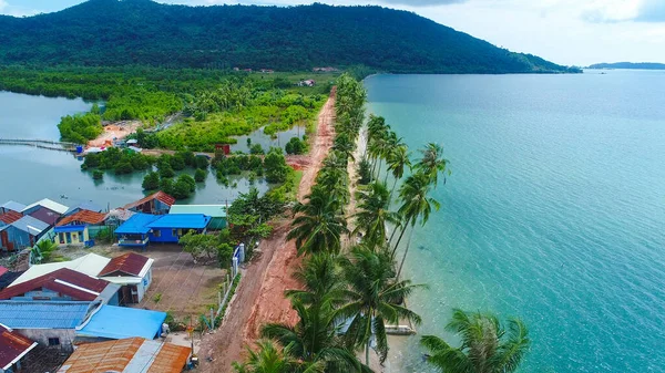 Kamboçya 'nın Sihanoukville yakınlarındaki balıkçı köyü gökyüzünden görüldü.