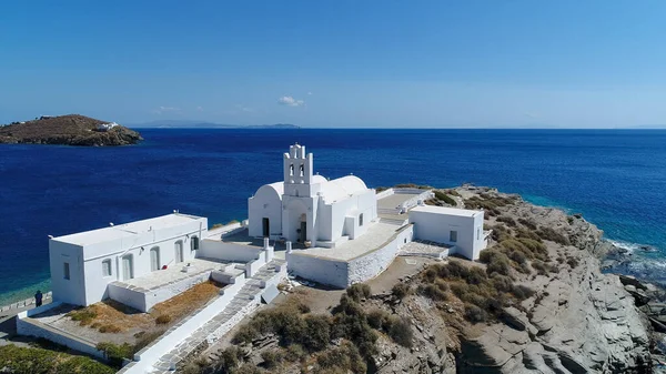 Faros 'taki Chrisopigi Manastırı Yunanistan' ın Sifnos adasındaki hava manzaralı