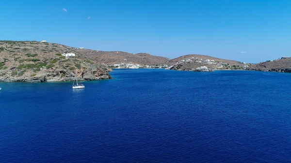 Faros 'taki Chrisopigi Manastırı Yunanistan' ın Sifnos adasındaki hava manzaralı
