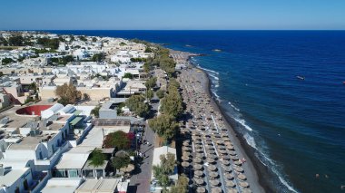 Yunanistan 'ın Cyclades kentindeki Santorini adasındaki Kamari plajı hava manzaralı.
