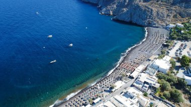 Yunanistan 'ın Cyclades kentindeki Santorini adasındaki Kamari plajı hava manzaralı.