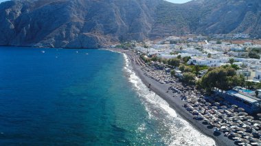 Yunanistan 'ın Cyclades kentindeki Santorini adasındaki Kamari plajı hava manzaralı.