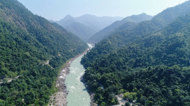 Hindistan 'ın Uttarakhand eyaleti yakınlarındaki Ganj nehri hava manzaralı.