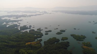 Gökyüzünden Laos 'ta Vang Vieng su rezervi