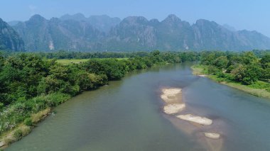 Laos 'taki Vang Vieng şehri gökyüzünden görüldü.