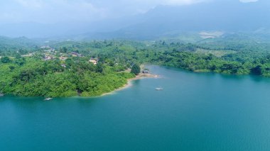 Gökyüzünden Laos 'ta Vang Vieng su rezervi