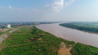 Laos 'taki Vientiane şehrinin kıyısındaki Mekong nehri gökyüzünden görüldü.